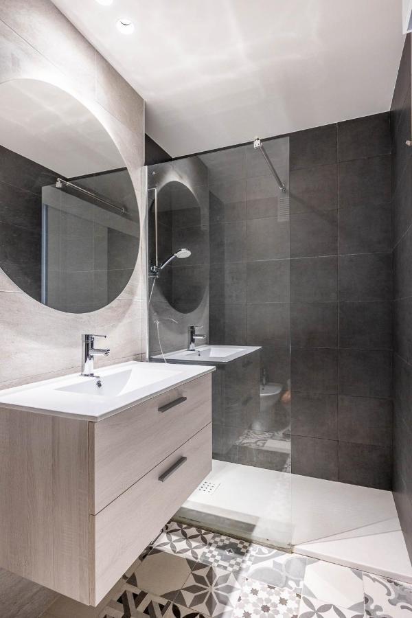 Amplisimo De Diseno Nuevo En El Corazon De Triana, Parking Included Appartement *